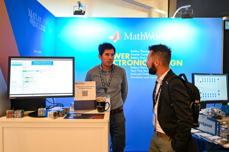 Photo de l'espace Mathworks, avec Julien Jourdan discutant avec un membre de Mathworks.